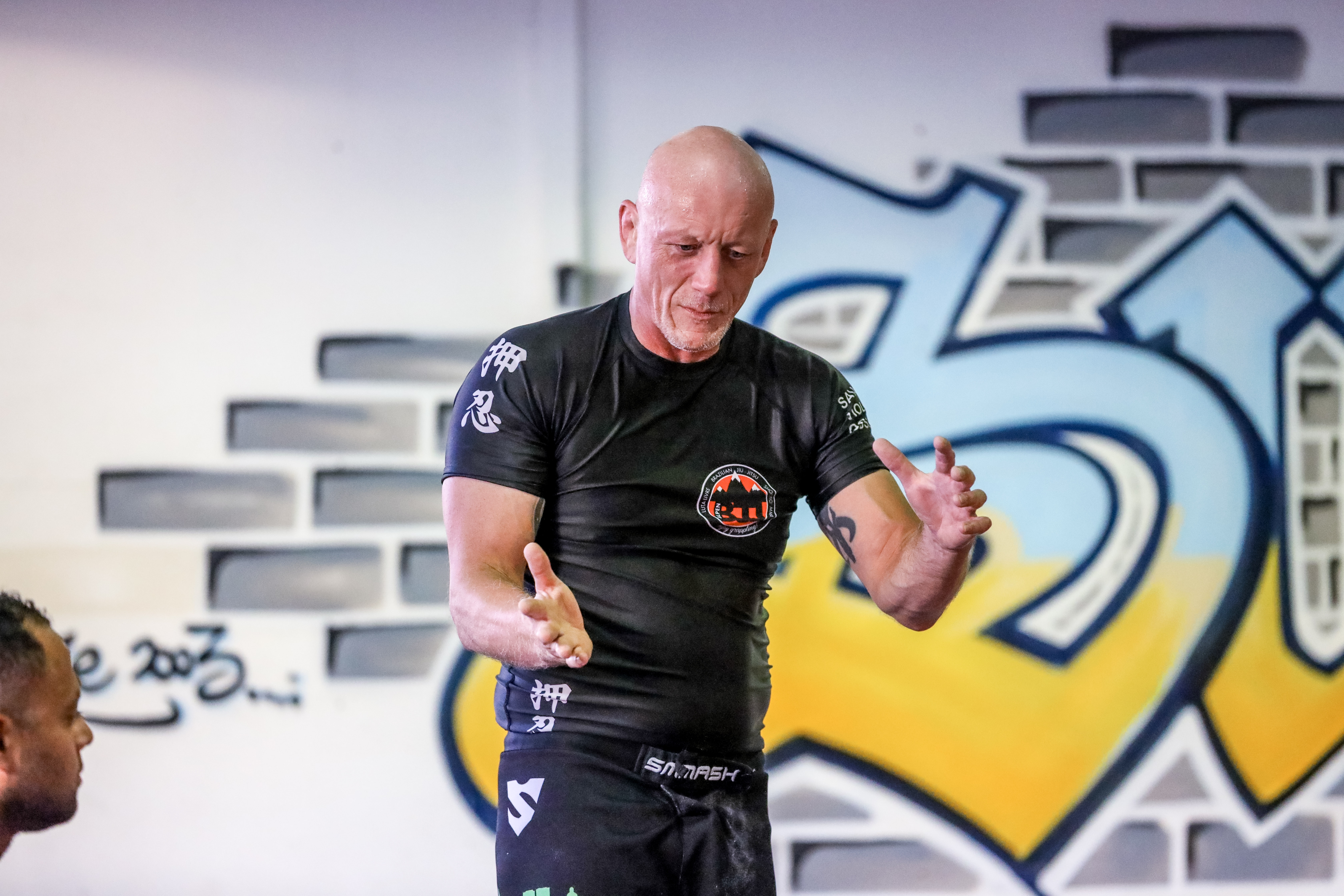 Coach demonstriert eine Technik beim Training